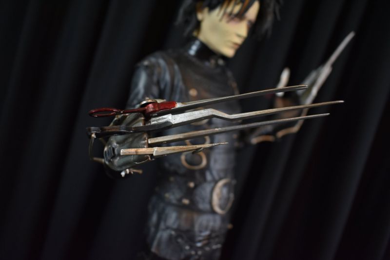 Hollywood Collectibles Group Ollókezű Edward bemutató