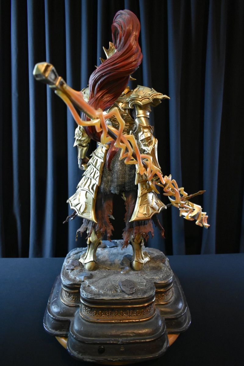 First4Figures Dragon Slayer Ornstein bemutató