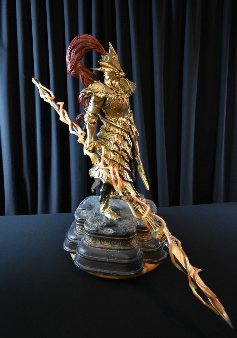 First4Figures Dragon Slayer Ornstein bemutató