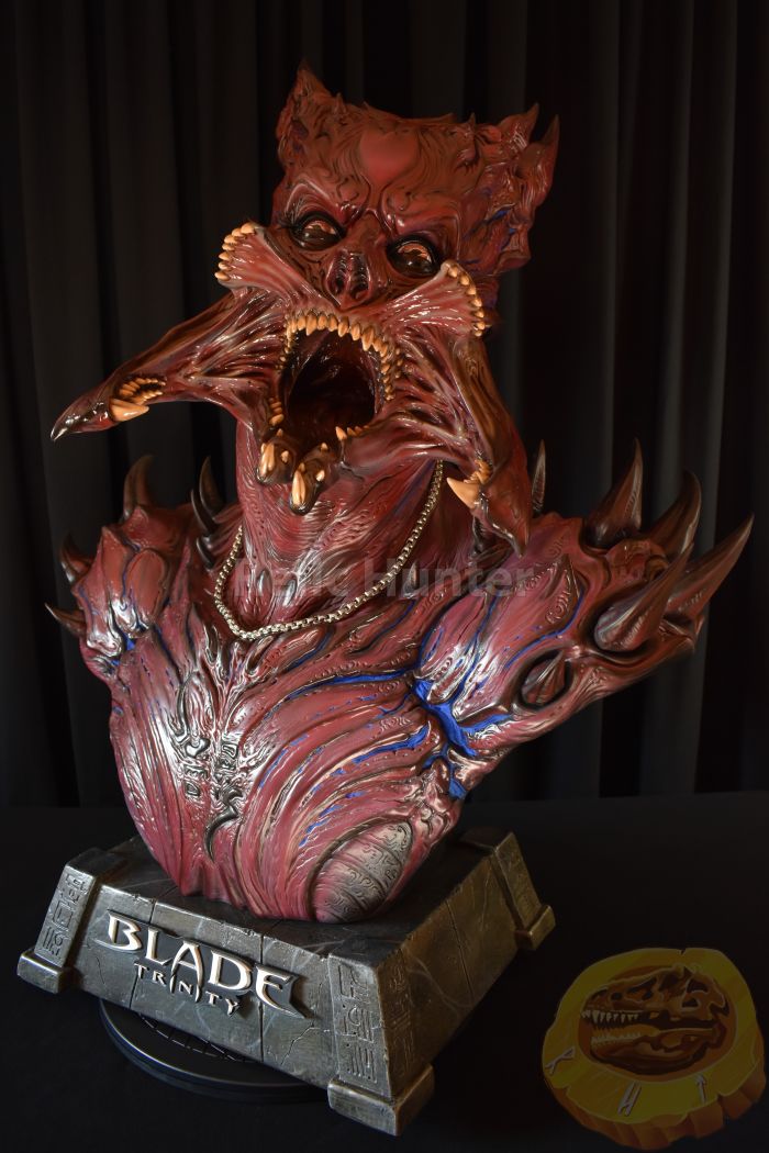 ECC Blade Trinity Drake Mellszobor